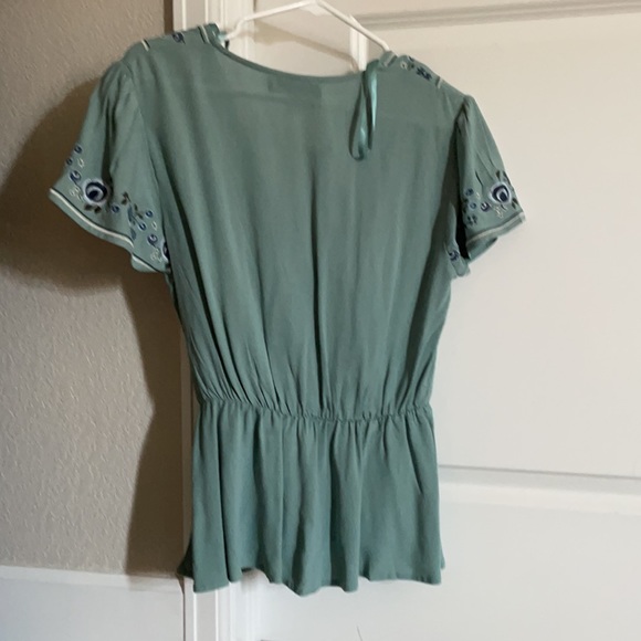 Blue floral faux wrap crepe top Francescas s small - Picture 3 of 3